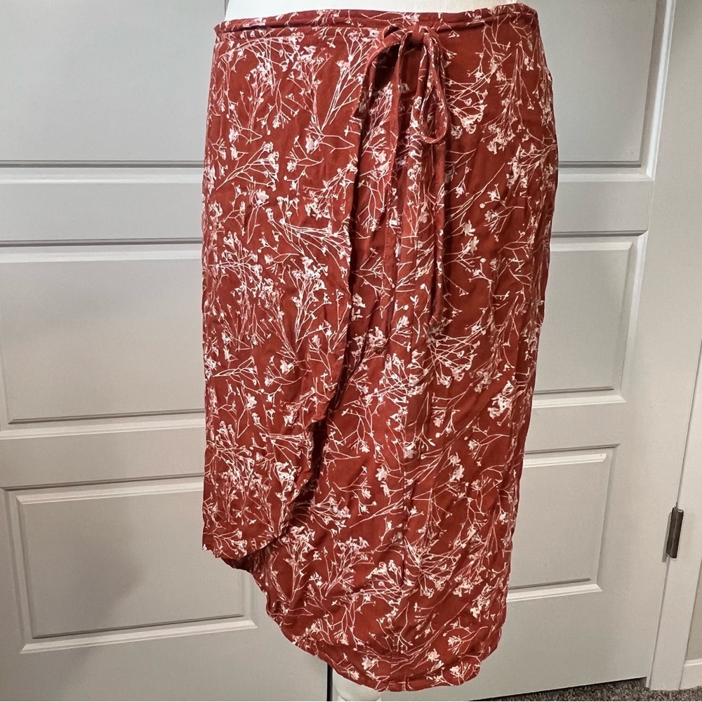 Lira Floral Wrap Skirt Rust White Whisp Flowers Lightweight Flowing Skirt LG - Picture 2 of 7